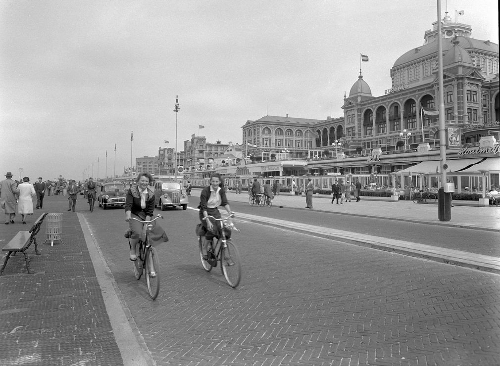 #24 Beach boulevard Scheveningen, 1954