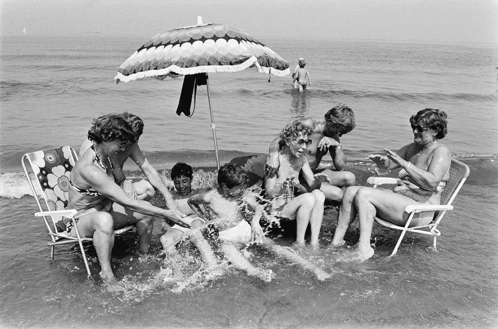 #40 Scheveningen; people with beach chairs in the sea, June 5, 1982