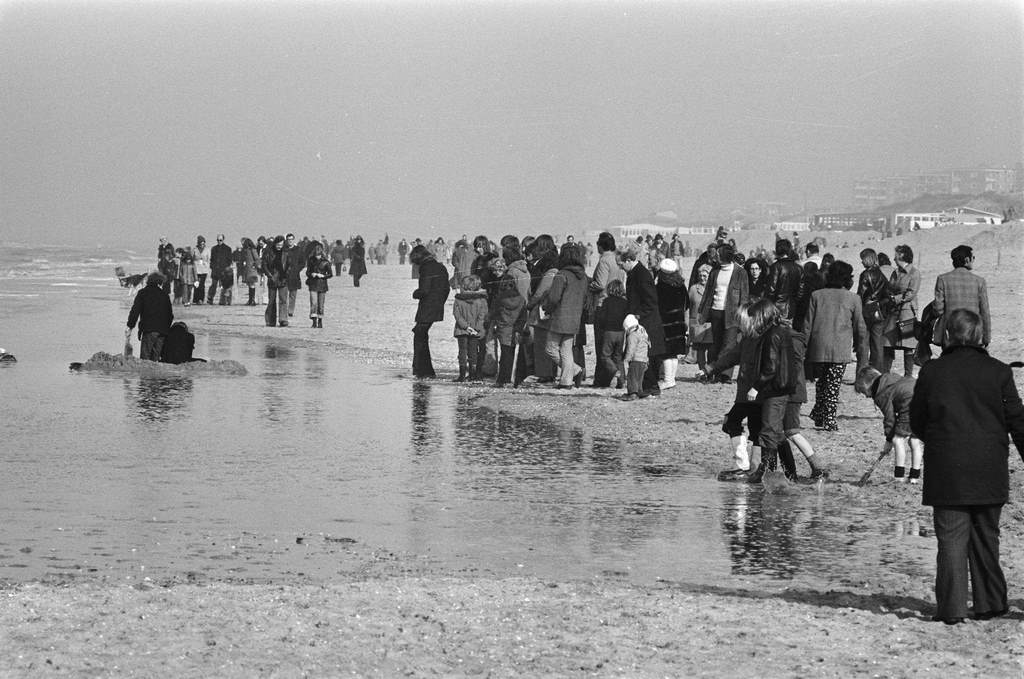 #52 Nice weather in Zandvoort; overview on the beach, 1975