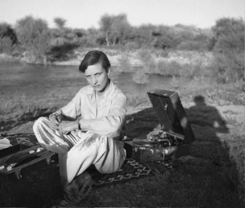 #15 Annemarie Schwarzenbach, Picnic, 1930