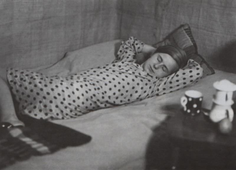 #16 Working girl at her leisure, Berlin, 1933