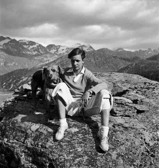 #20 Annemarie Schwarzenbach with her dog, 1932
