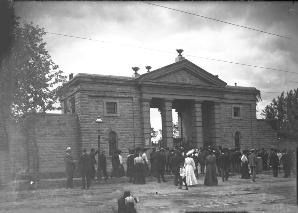 #195 Missouri Botanical Garden Entrance and Crowd, 1902