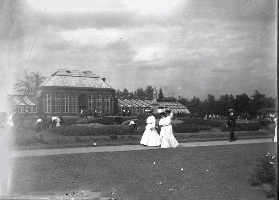 #37 Missouri Botanical Garden Visitors, 1903