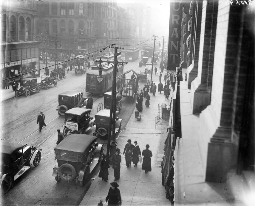 Washington Avenue looking west. Automobiles, pedestrians, electric streetcars and horse-drawn wagons are visible, 1905