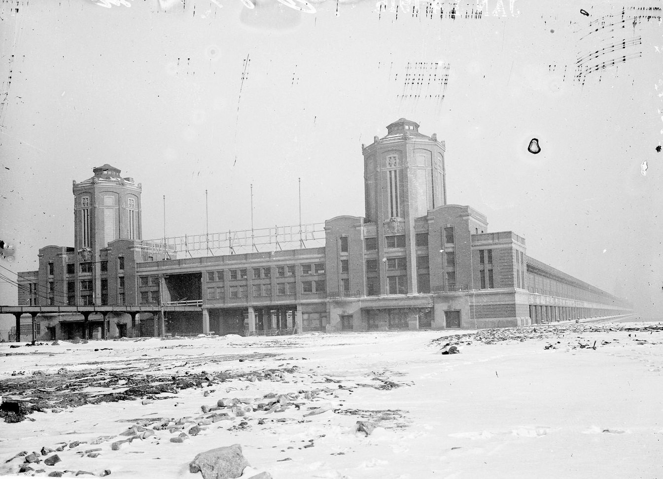 #127 Municipal Pier (also known as Navy Pier), with the recreation center and steamboat landing area visible, Chicago, Illinois, 1910s.
