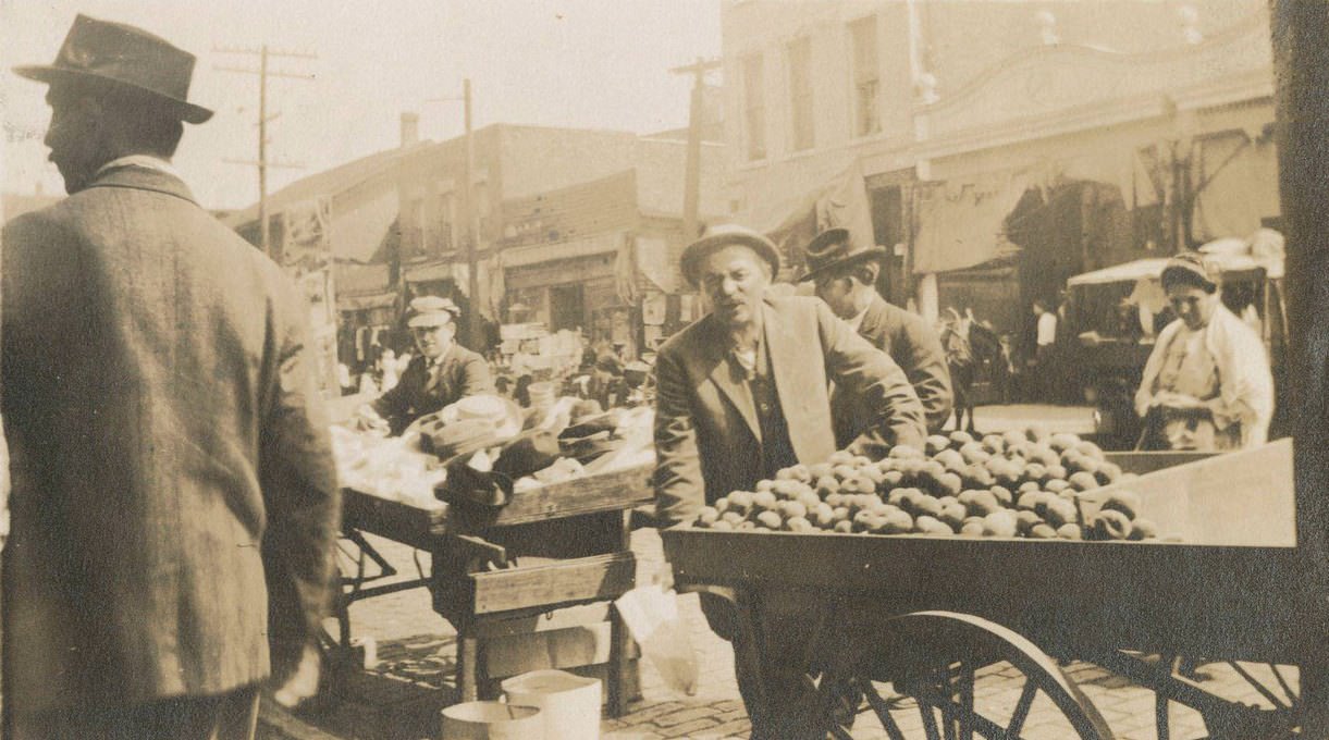 #91 Maxwell Street market on Sunday morning, Chicago, Illinois, August 1915.