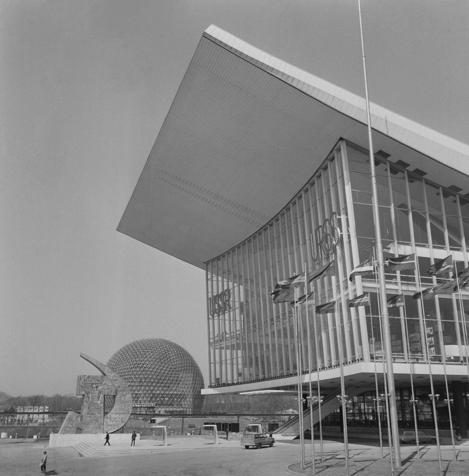 #64 The pavilion of the USSR at the exhibition in Montreal, Canada, in 1967.