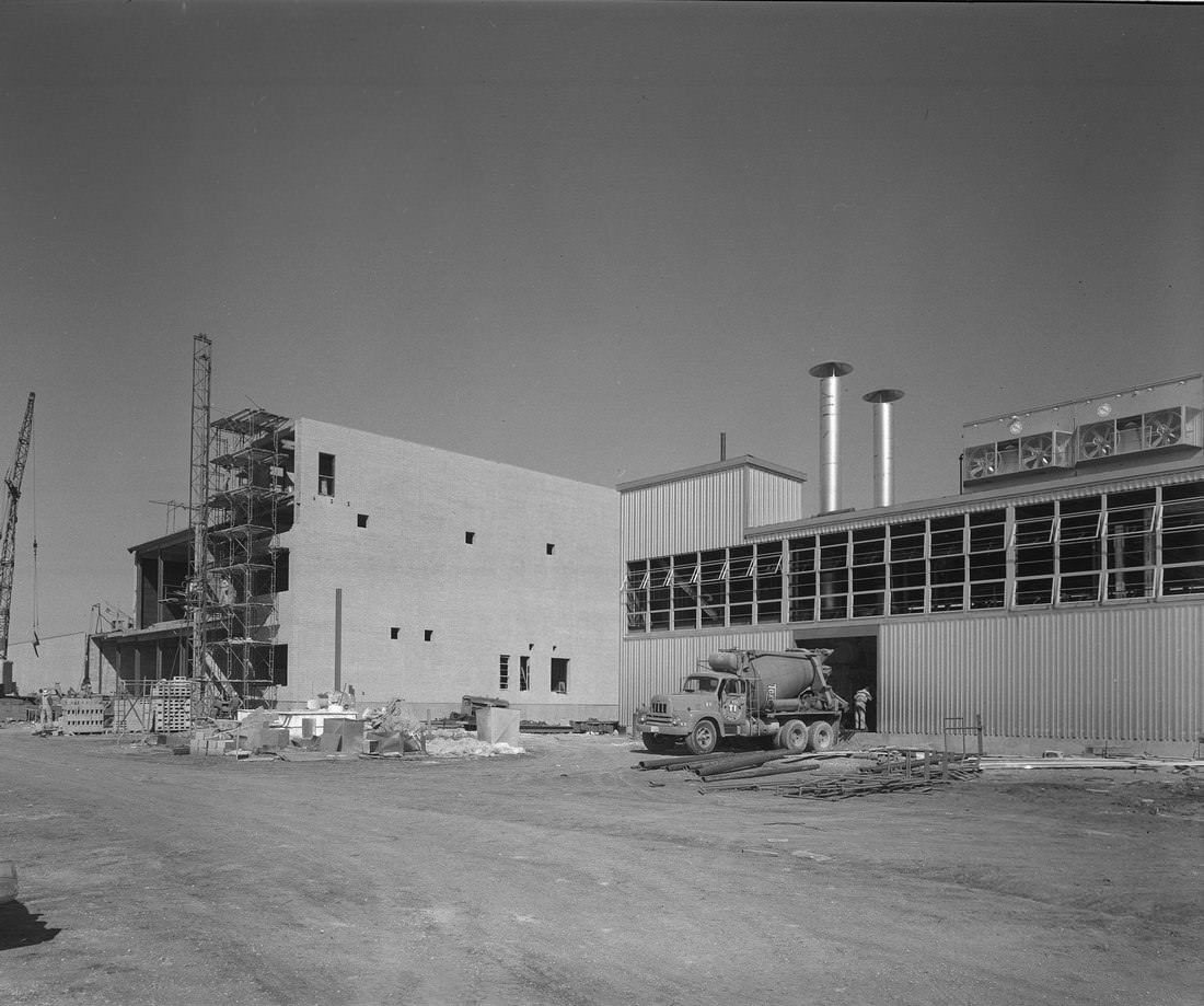 #100 Carling Brewery, Fort Worth, construction, powerhouse and brewhouse before the silos, 1963