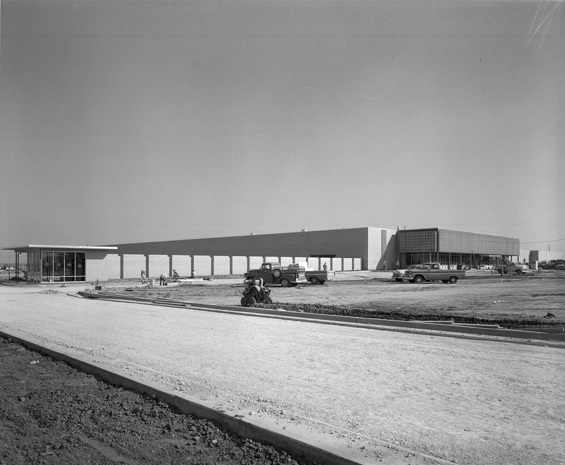 #101 Carling Brewery, Fort Worth, front of building showing driveway, 1963