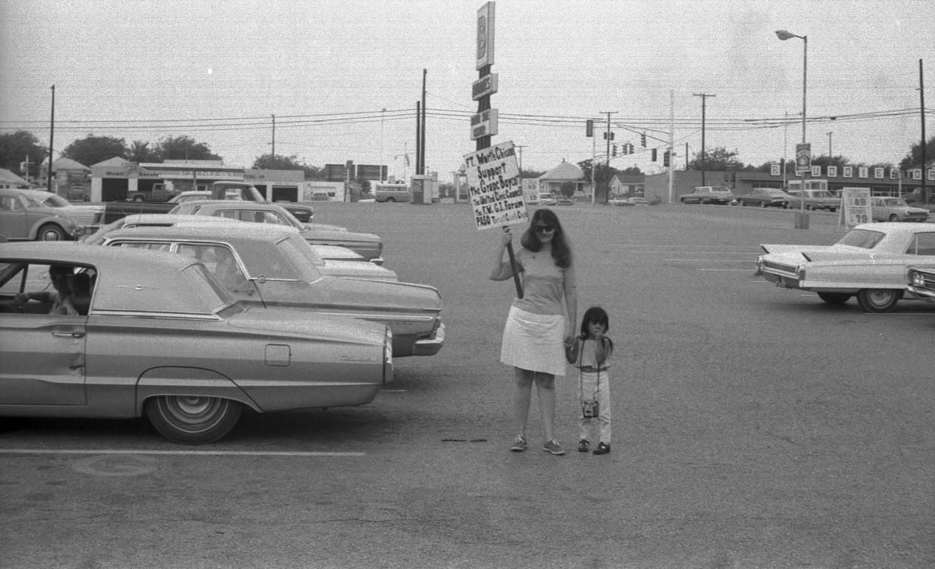 #91 Farm worker strikers picketing at Buddies Grocery store, Fort Worth, Texas, 1969