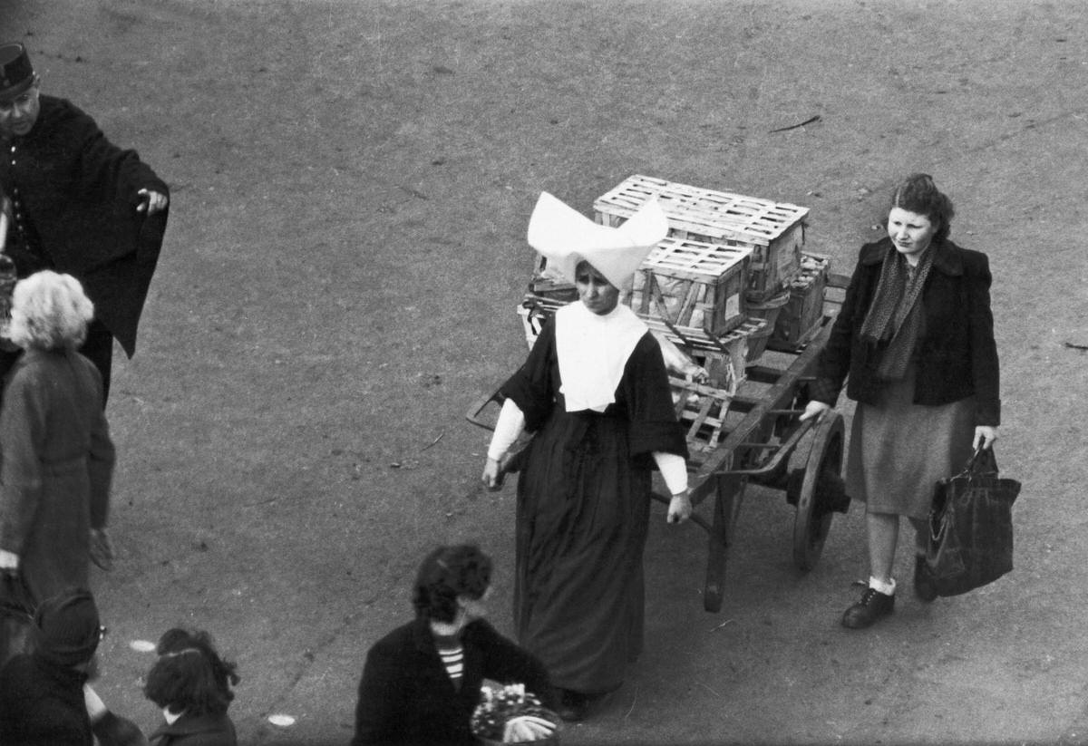 #15 A nun carrying her Shopping in Les Halles, 1953