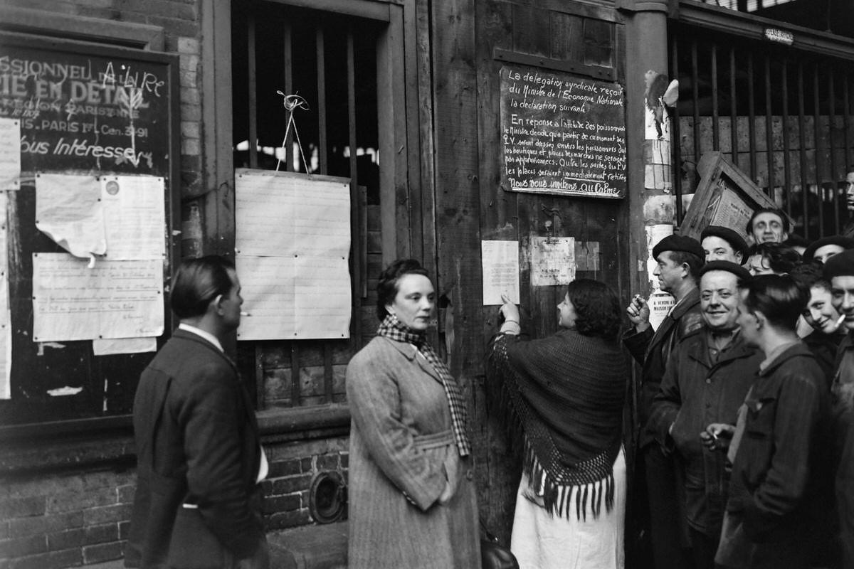 #104 People line up in front of a fish shop in Les Halles district in Paris on November 12, 1947 during the fishmongers’ strike.