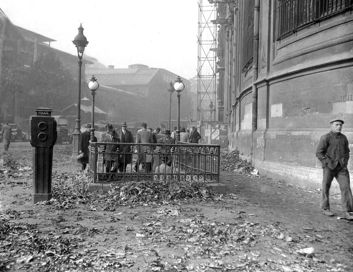 #105 A street of the Les Halles district littered with garbage during the Paris binmen’s strike, 1947