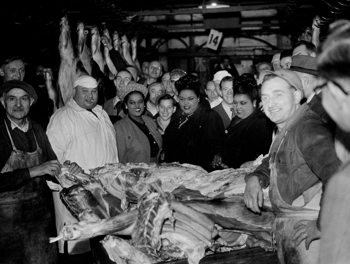 #116 American singers, the ‘Peters Sister’s’, visited the meat pavilion at Les Halles de Paris in 1947