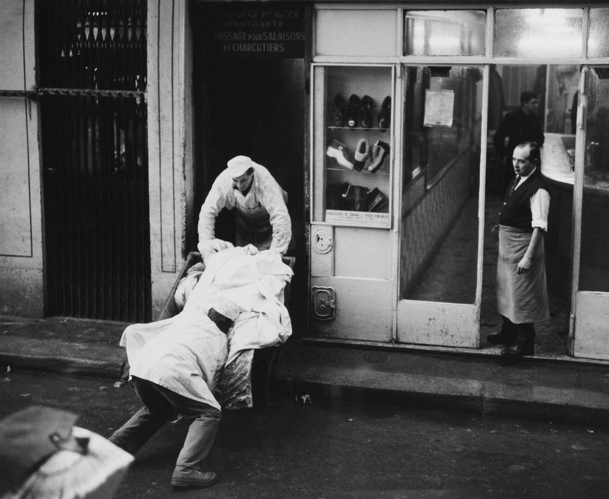 #46 Wholesalers Putting away Goods, Les Halles, 1960s