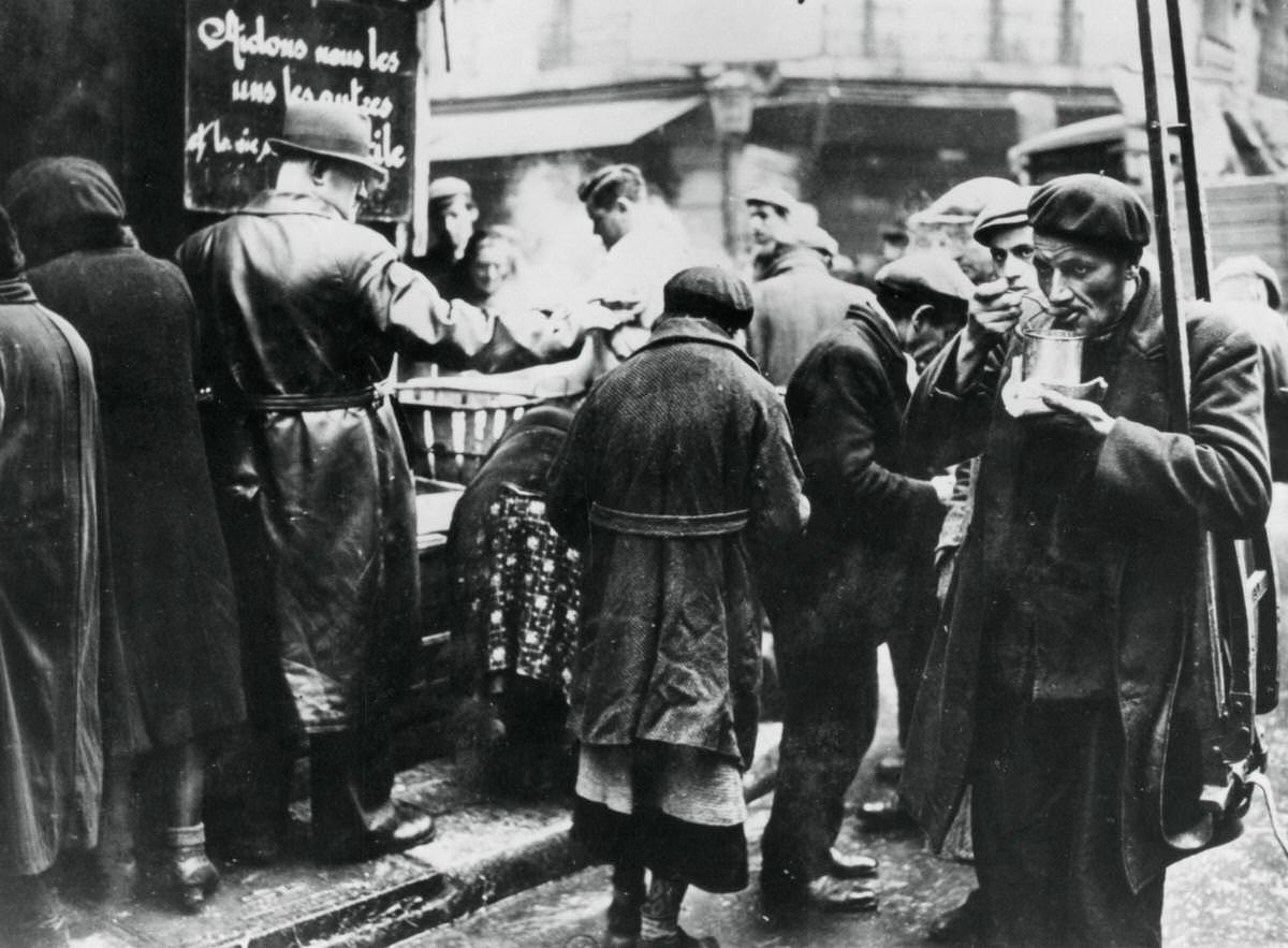 #17 Soup kitchen for the needy, les Halles, 1941