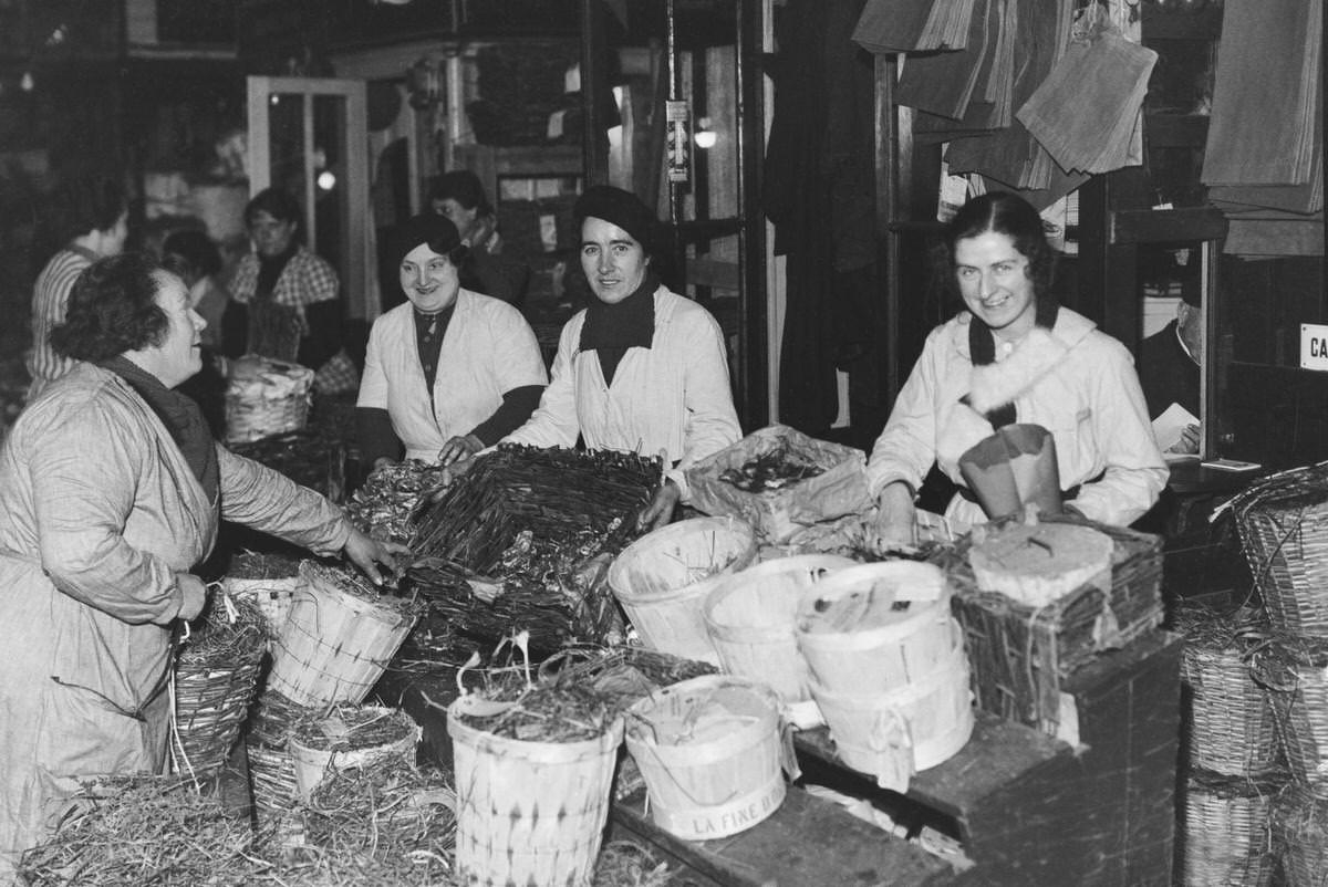 #22 Arrival of oysters at the Les Halles market for the end of year celebrations, December 23, 1936
