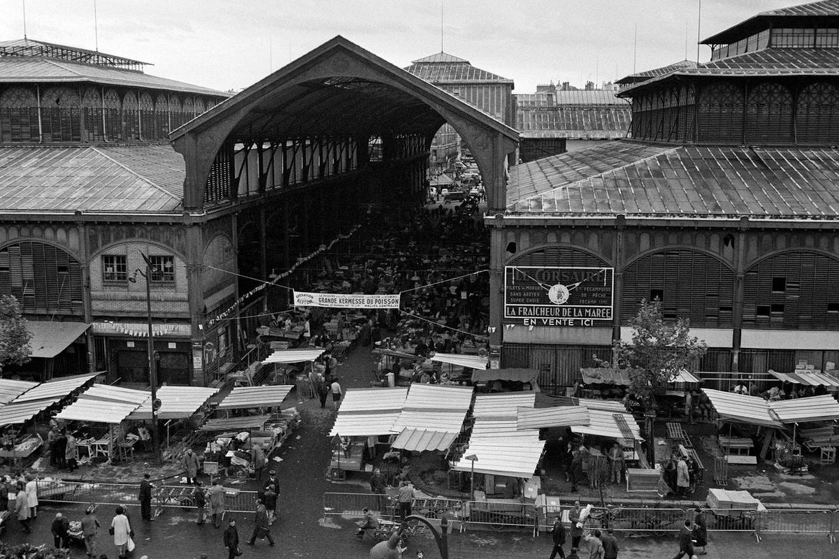 #96 The Les Halles of Paris during the big fair of the fish, 1967