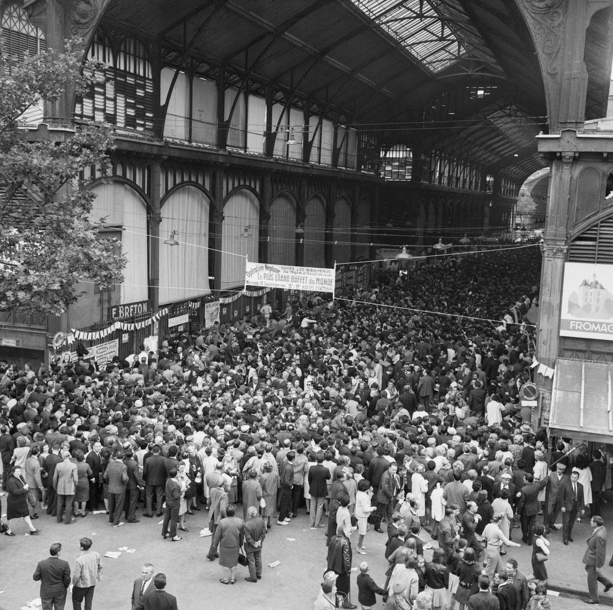 #100 General view of the crowd at Les Halles for the great fish fair, in Paris, 1967