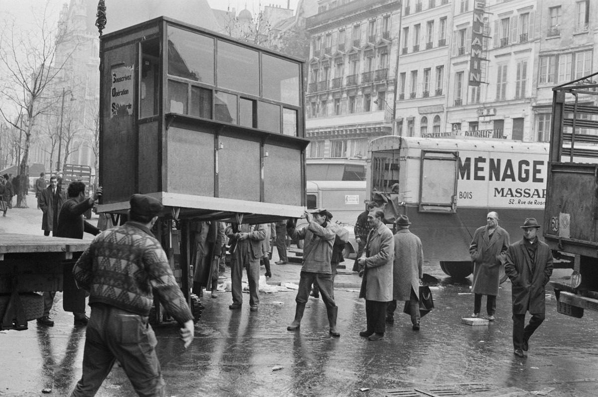 #124 Wholesalers from Les Halles move a cash desk here for Rungis in Paris, 1969