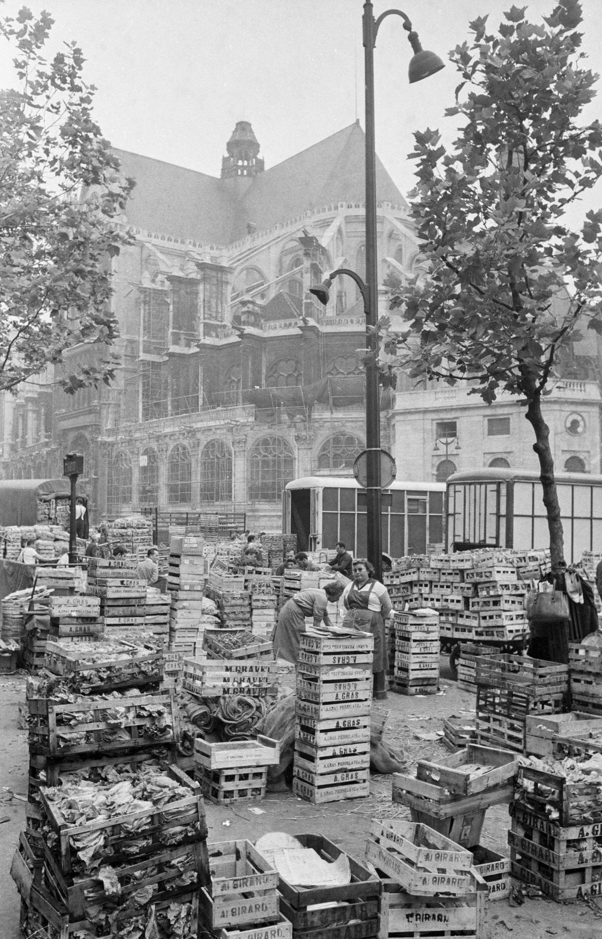 #154 Piling up of crates in the halls of Paris, 1968