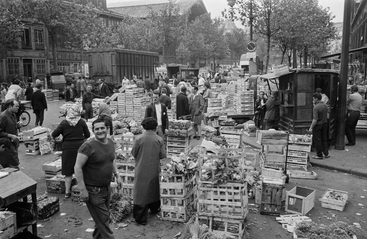 #156 Piling up of crates in the halls of Paris, 1968