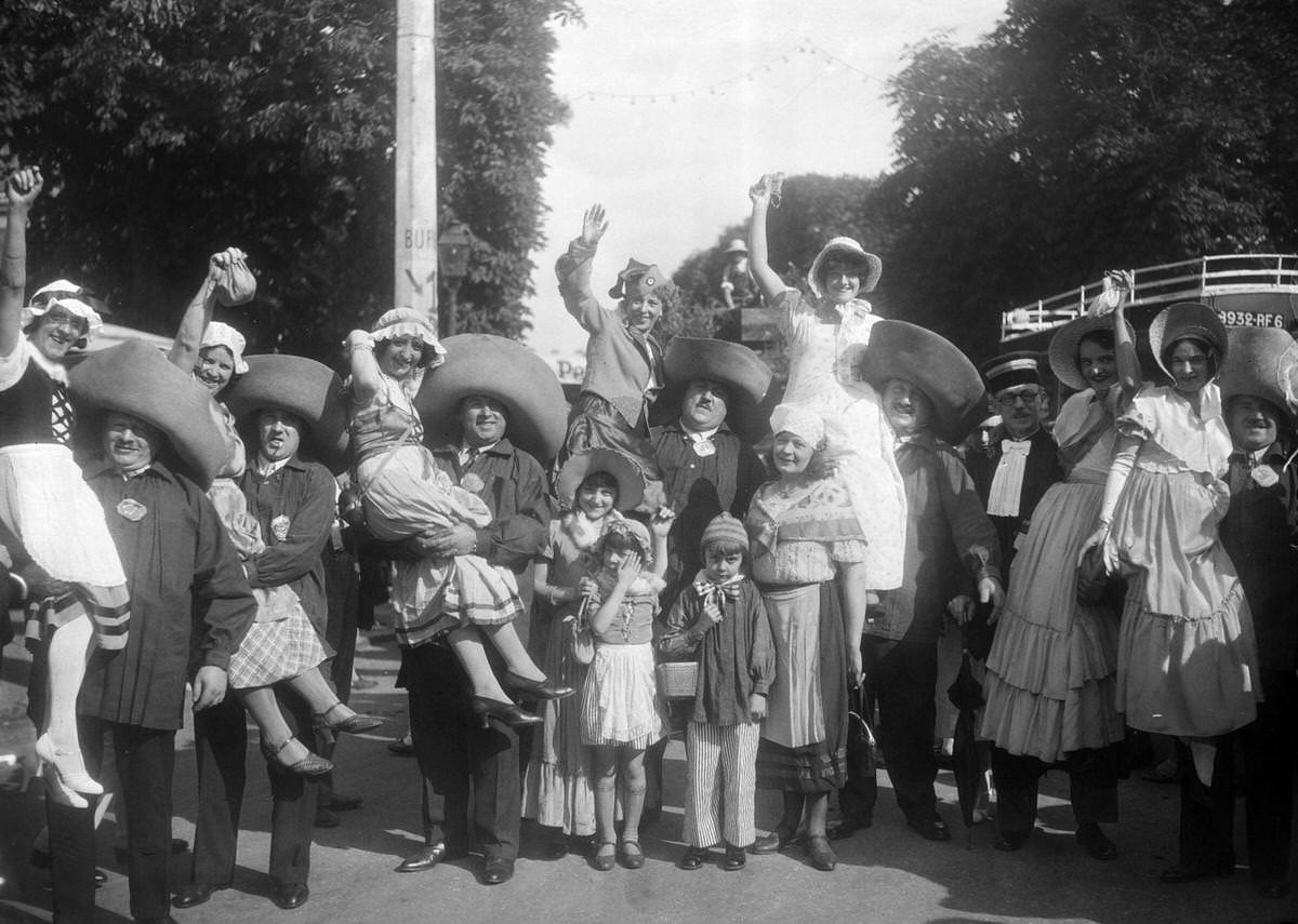 #32 Les Forts des Halles carrying in their arms the ‘Queens of France’ during the celebration of the goatherd bean, 1934