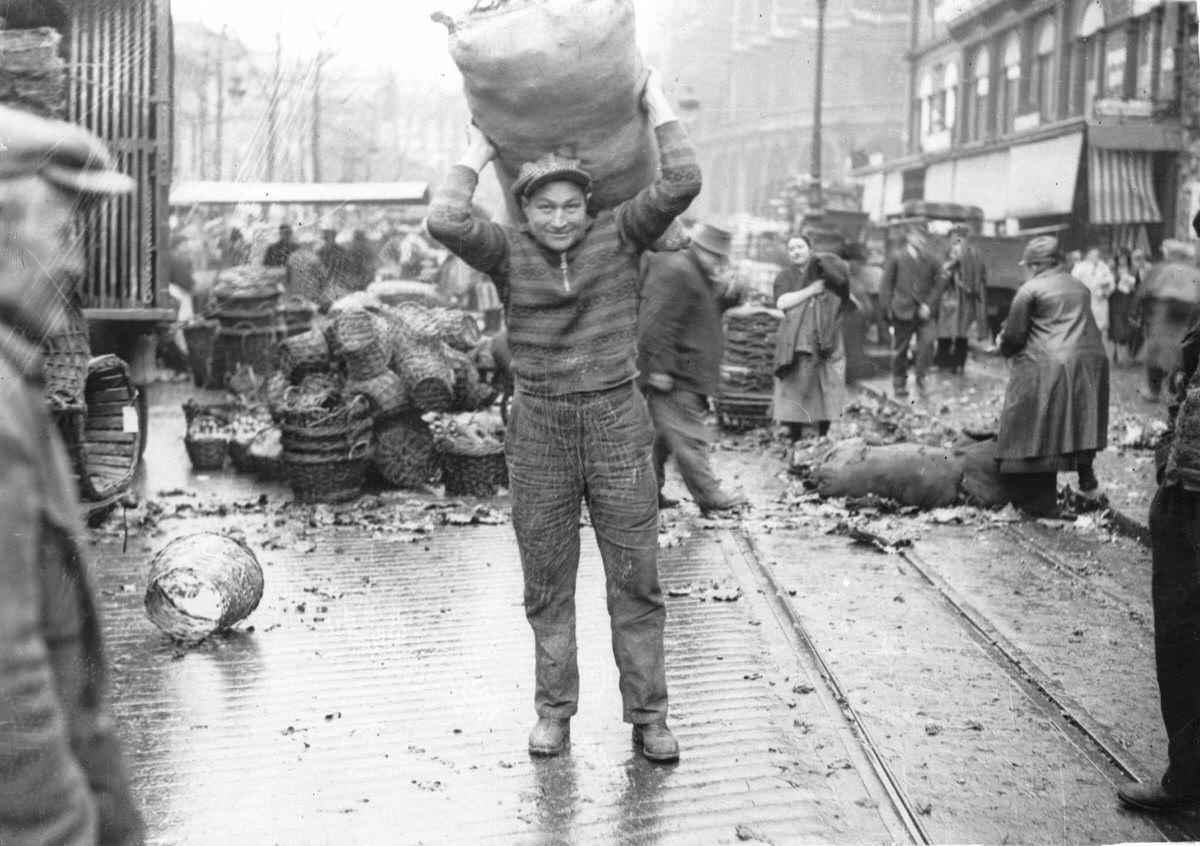 #60 Eugene Stueber works on the market in Les Halles, Paris, 1930