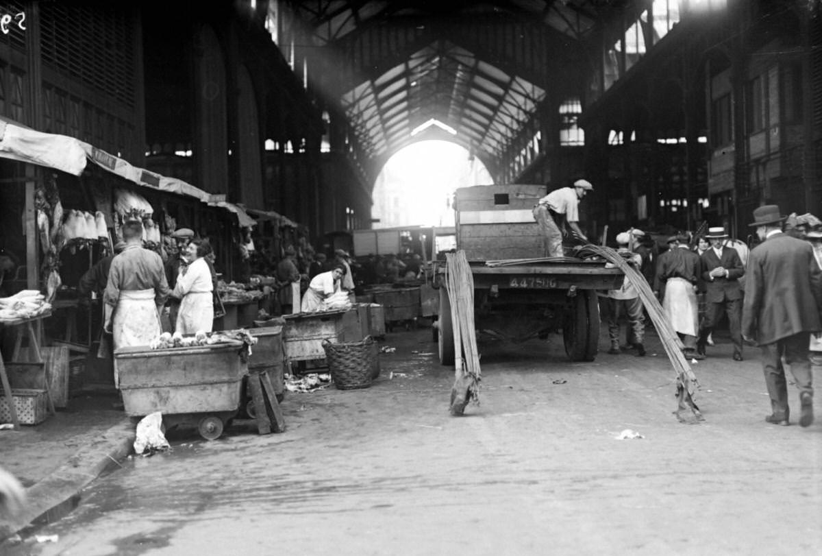 #64 Les Halles, Paris central market, in 1929 in Paris.