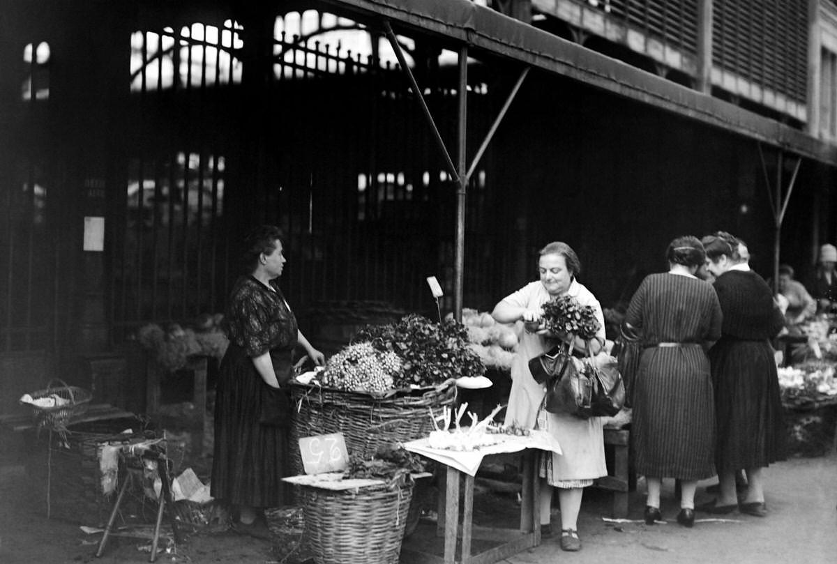 #65 Shopping at les Halles, the central market in 1929 in Paris.