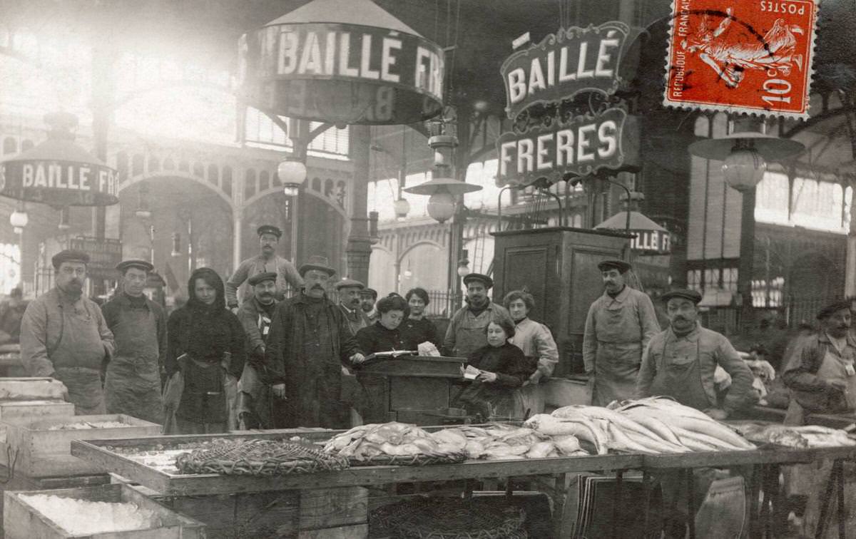 #75 Employess and costumers of a seafood stall in Les Halles in Paris, 1908.