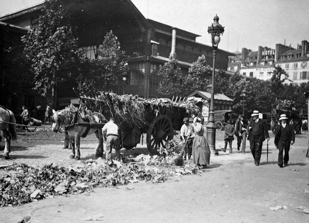 #78 Rubbish collectors in Les Halles, Paris, 1908.