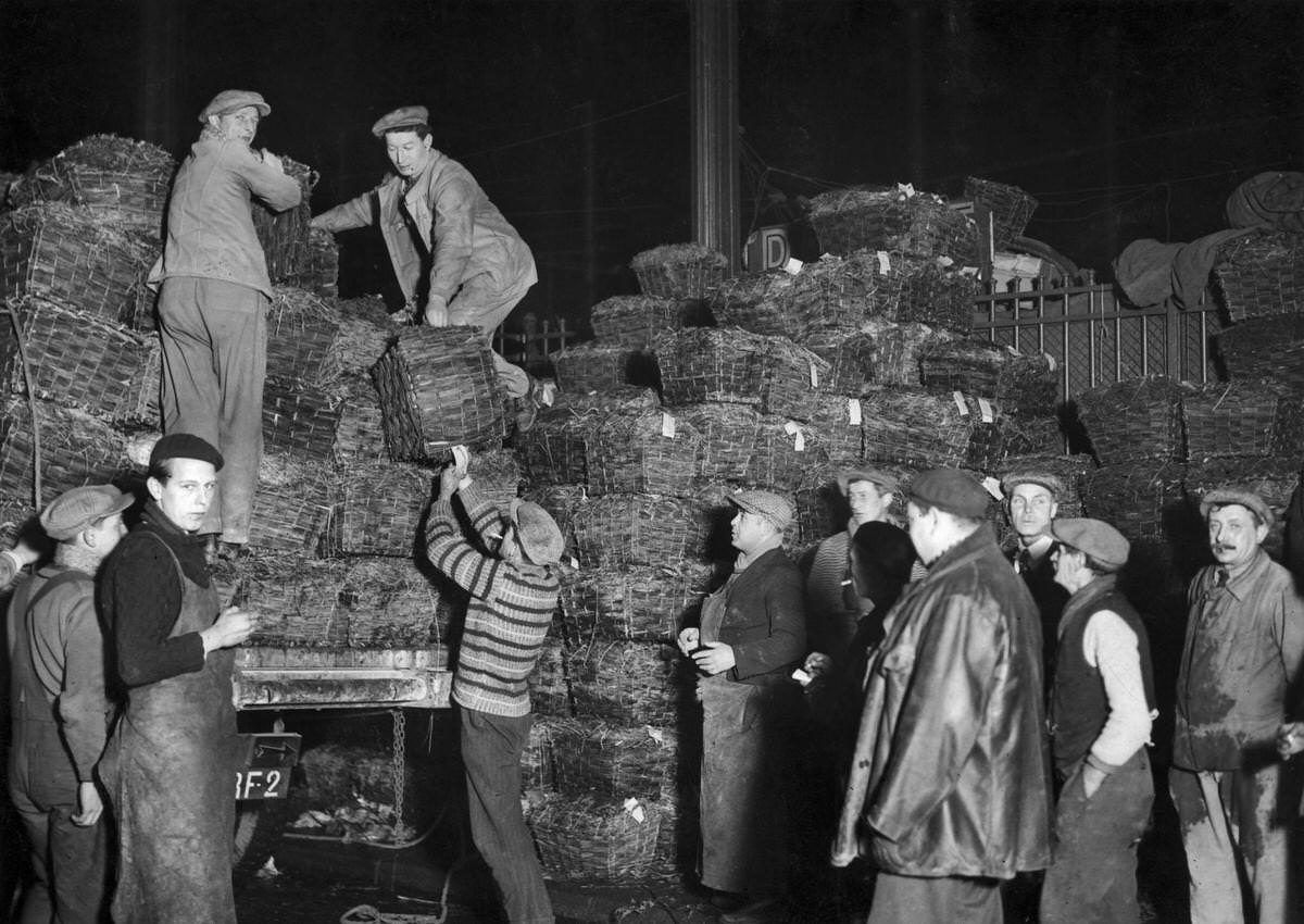 #81 Oyster Sellers in Les Halles, 1900s