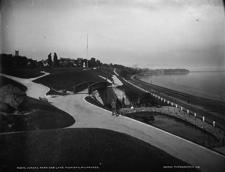#24 Juneau Park and Lake Michigan, Milwaukee, 1890s