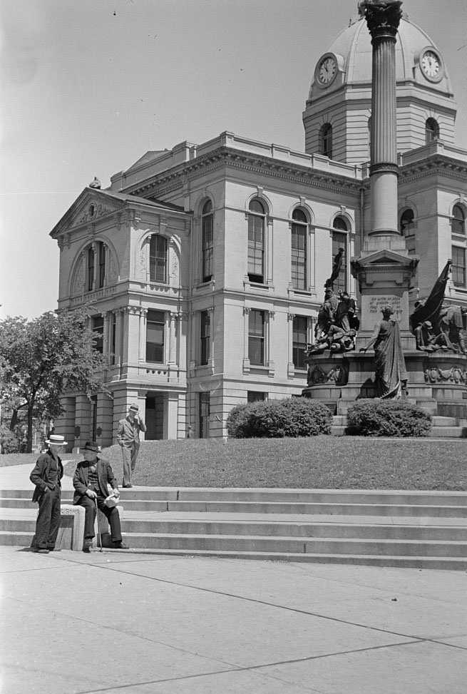 #19 Courthouse steps, Peoria, Illinois, 1938