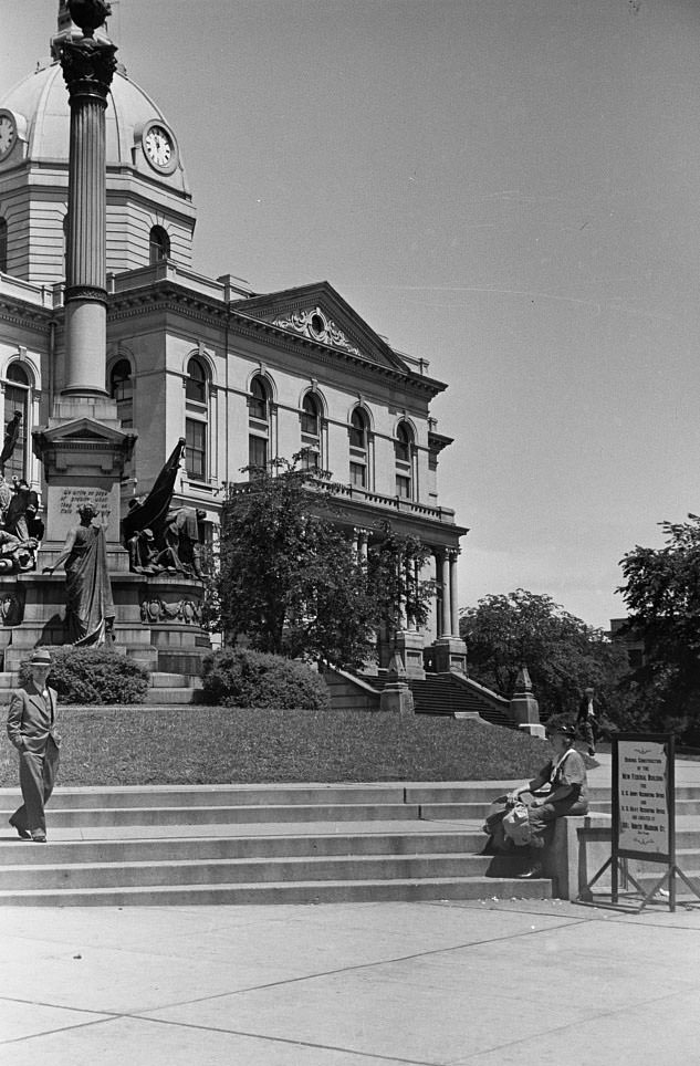 #20 Courthouse steps, Peoria, Illinois, 1938