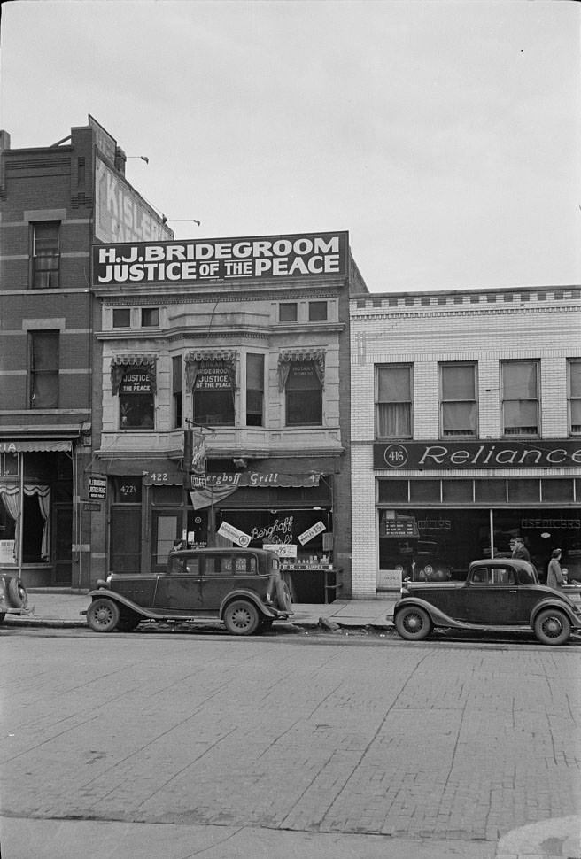 #27 Street opposite courthouse, Peoria, Illinois, 1938
