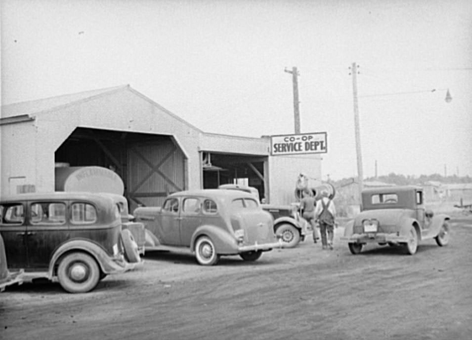 #116 The United Producers and Consumers Cooperative maintains its own automobile service department, Phoenix, Arizona, 1940