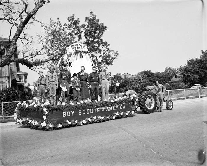 #54 Fiesta Flambeau Parade, Boy Scouts float,1955