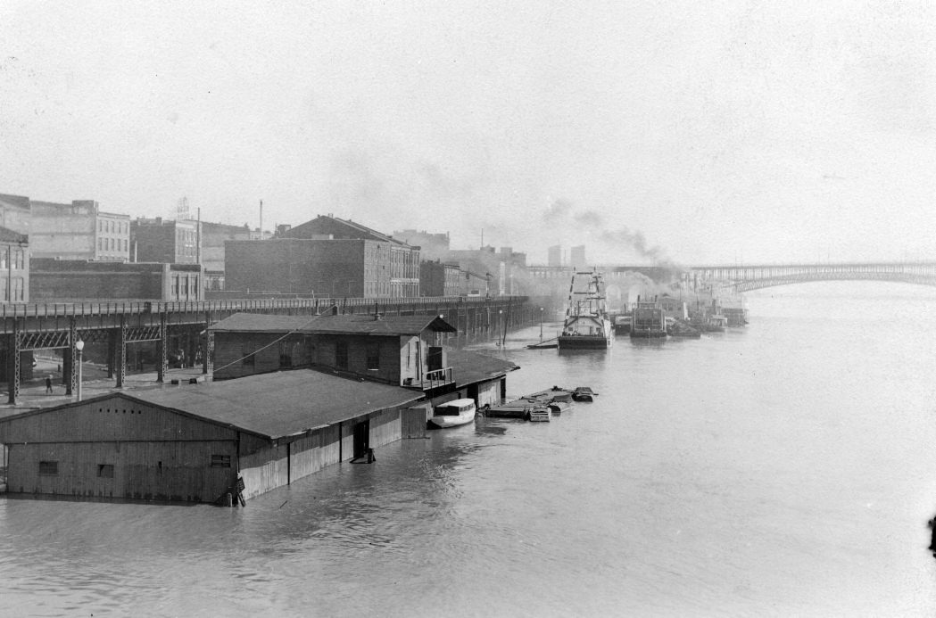 #21 St. Louis Riverfront, 1930s. Eads Bridge in background.