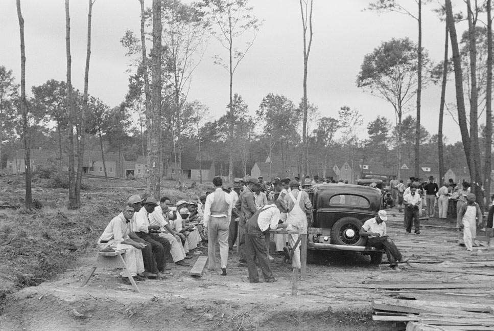 #8 Workmen having lunch, Newport News Homesteads, Virginia, 1936