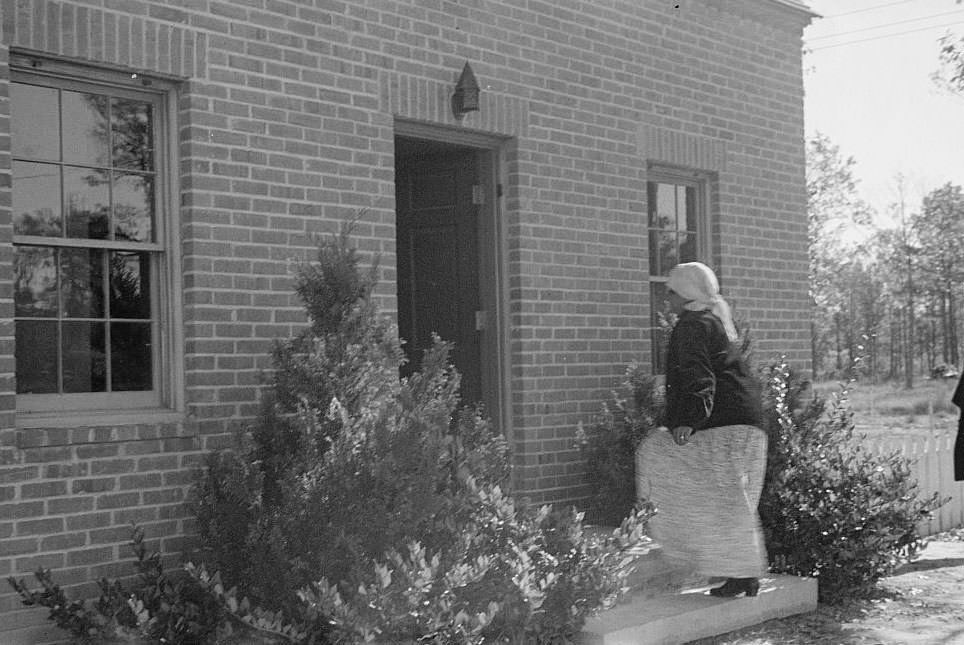 #46 Young couple moving in at Newport News Homesteads, Virginia, 1937
