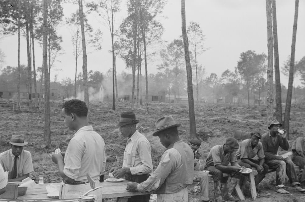 #12 Workers having lunch, Newport News Homesteads, Virginia, 1936