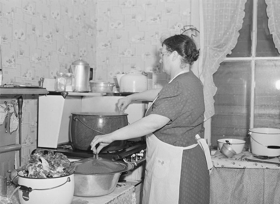 #32 Cook at Salvation Army. Newport News, Virginia, 1941