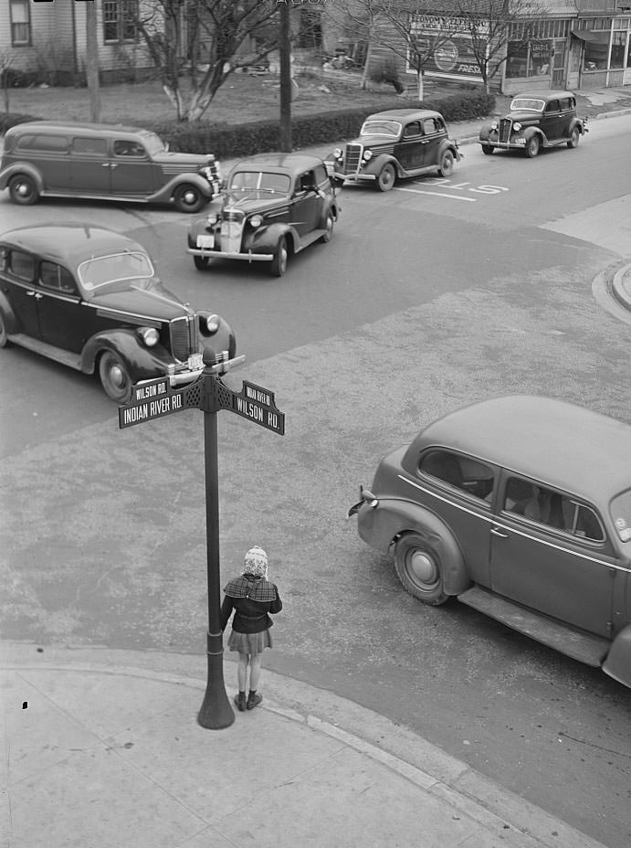#10 Four o’clock traffic. Norfolk, Virginia, 1941