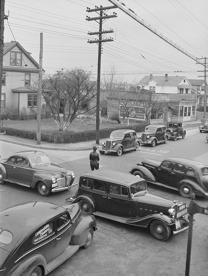 Four o’clock traffic, Norfolk, 1941