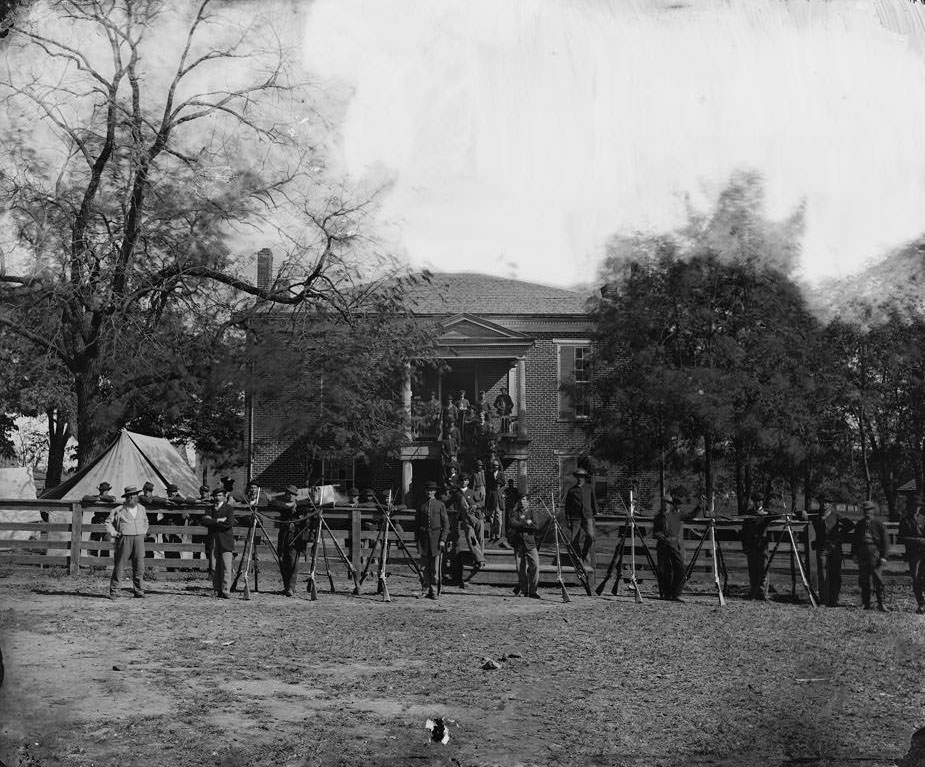 #186 Federal soldiers at the courthouse, 1865 .