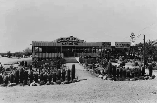 #99 A tourist court in Phoenix as pictured in April 1940.