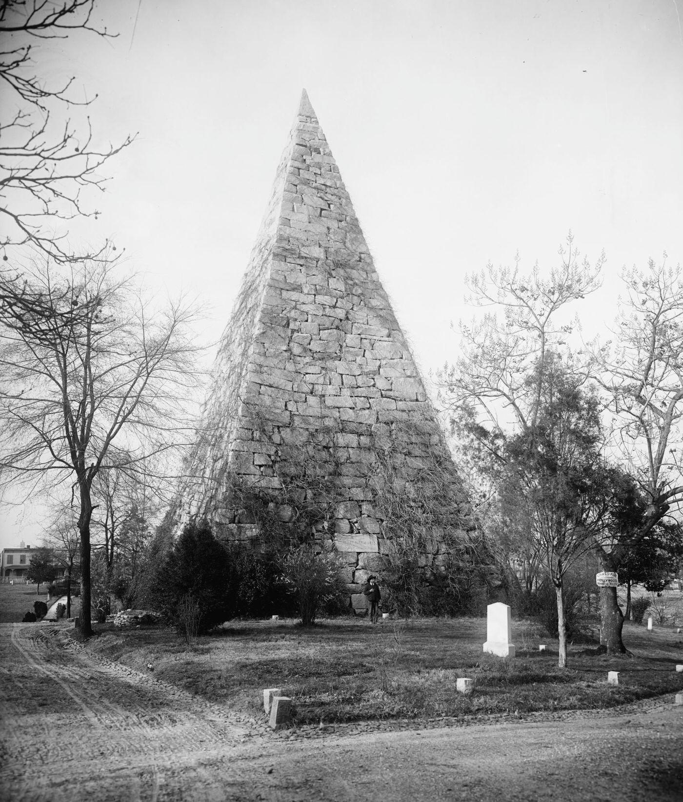 #119 View of the Monument to Confederate War Dead located in Hollywood Cemetery in Richmond, Virginia, 1902.